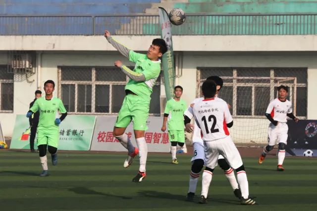 重庆女子公开首轮赛彭严萱63杆破纪录领先 许赢T3